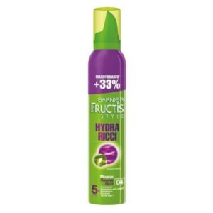 Garnier Fructis Style Hydra Ricci plaukų putos garbanotiems plaukams, 150 ml Garnier Fructis Style Hydra Ricci – plaukų putos, sukurtos garbanotiems ir banguotiems plaukams formuoti bei išryškinti. Formulė su bambuko ekstraktu padeda suteikti garbanoms elastingumo, sumažina šiaušimąsi ir išlaiko natūralią jų formą iki 24 valandų. Putos neapsunkina plaukų, suteikia jiems lengvą apimtį ir leidžia džiaugtis minkštomis, aiškiai išreikštomis garbanomis. Tinka kasdieniam naudojimui ir visų tipų garbanotiems plaukams. Naudojimas: prieš naudojimą flakoną gerai suplakite ir laikykite apverstą. Nedidelį kiekį putų paskirstykite ant drėgnų plaukų nuo šaknų iki galiukų, suspauskite garbanas rankomis ir leiskite plaukams natūraliai išdžiūti arba džiovinkite difuzoriumi. Įspėjimai: naudokite tik pagal paskirtį. Venkite patekimo į akis – patekus nedelsdami praplaukite vandeniu. Slėginė talpykla – nelaikykite aukštesnėje nei 50 °C temperatūroje, saugokite nuo tiesioginių saulės spindulių, karščio šaltinių ir atviros liepsnos. Laikykite vaikams nepasiekiamoje vietoje.
