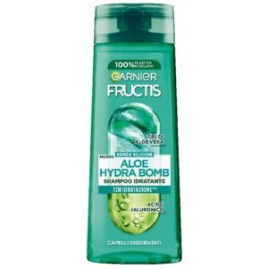 Garnier Fructis Aloe Hydra Bomb šampūnas, 250 ml Garnier Fructis Aloe Hydra Bomb šampūnas, 250 ml – tai intensyviai drėkinantis šampūnas, skirtas išsausėjusiems ir drėgmės stokojantiems plaukams. Formulė su alavijų geliu ir hialurono rūgštimi padeda suteikti plaukams ilgalaikį drėkinimą, neapsunkindama jų. Šampūnas švelniai pašalina nešvarumus bei riebalų perteklių, o plaukai po plovimo tampa gaivesni, minkštesni ir lengviau iššukuojami. Priemonė puikiai tinka kasdienei priežiūrai, kai plaukams trūksta gyvybingumo, elastingumo ir natūralaus spindesio. Išsausėję plaukai dažnai atrodo blankūs, praradę purumą ir sunkiau formuojami. Aloe Hydra Bomb linija sukurta tam, kad padėtų atkurti plaukų drėgmės balansą ir suteiktų jiems gaivumo pojūtį net iki 72 valandų. Alavijų gelis žinomas dėl savo drėkinamųjų savybių, o hialurono rūgštis padeda išlaikyti drėgmę plauko struktūroje. Reguliariai naudojant plaukai tampa švelnesni, atrodo sveikesni ir įgauna natūralų spindesį. Naudojimas: paskirstykite nedidelį kiekį šampūno ant drėgnų plaukų, švelniai masažuokite galvos odą ir plaukus, kol susidarys putos, po to kruopščiai nuskalaukite vandeniu. Norint pasiekti geriausių rezultatų, rekomenduojama naudoti kartu su kitomis Garnier Fructis Aloe Hydra Bomb linijos priemonėmis. Įspėjimai: vengti patekimo į akis. Patekus į akis, nedelsiant gausiai praplauti vandeniu. Laikyti vaikams nepasiekiamoje vietoje ir naudoti tik pagal paskirtį.