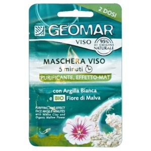 Geomar valomoji veido kaukė su baltuoju moliu ir ekologiškos dedešvos žiedais, 15 ml (2 dozės) Geomar valomoji veido kaukė su baltuoju moliu ir ekologiškos dedešvos žiedais sukurta greitai ir veiksmingai odos priežiūrai. Vos per 5 minutes ši priemonė padeda pašalinti susikaupusius nešvarumus, perteklinį riebalų kiekį bei suteikia odai matinį efektą. Sudėtyje esantis baltasis molis garsėja valomosiomis savybėmis, o ekologiškos dedešvos žiedų ekstraktas padeda puoselėti odą ir suteikia malonų komforto pojūtį. Formulė, kurios net 95 % ingredientų yra natūralios kilmės, tinka siekiantiems švelnios, tačiau veiksmingos veido odos priežiūros. Kaukės formulė sukurta taip, kad efektyviai sugertų riebalų perteklių, padėtų sumažinti odos blizgesį ir suteiktų gaivesnę išvaizdą. Kreminė tekstūra lengvai pasiskirsto ant odos, greitai veikia ir yra lengvai nuplaunama. Baltasis molis padeda išvalyti poras bei suteikia matinį efektą, o dedešvos ekstraktas prisideda prie malonaus odos pojūčio po naudojimo. Dviejų dozių pakuotė yra patogi kelionėse arba leidžia produktą naudoti du kartus, išlaikant jo šviežumą iki atidarymo. Ši veido kaukė puikiai papildo kasdienę odos priežiūros rutiną ir tinka norintiems palaikyti švarią, gaivią bei prižiūrėtą odą. Reguliarus naudojimas padeda pasirūpinti asmens higiena, suteikia komforto pojūtį ir padeda išlaikyti estetišką odos išvaizdą. Priemonė ypač tinka mišriai ir riebesnei odai, tačiau gali būti naudojama ir kitų tipų odos priežiūrai pagal individualius poreikius. Naudojimas: užtepkite kaukę ant švarios, sausos veido odos, vengdami akių ir lūpų srities. Palikite veikti apie 5 minutes, tuomet kruopščiai nuplaukite drungnu vandeniu. Naudokite 1–2 kartus per savaitę arba pagal poreikį. Įspėjimai: nenaudokite ant pažeistos ar sudirgusios odos. Venkite patekimo į akis. Atsiradus sudirgimui, naudojimą nutraukite. Laikyti vaikams nepasiekiamoje vietoje. Tik išoriniam naudojimui.
