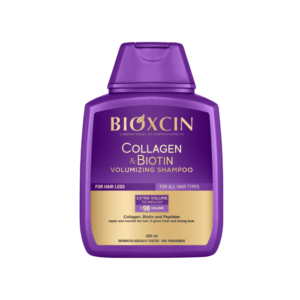 ## Bioxcin Collagen & Biotin apimties suteikiantis šampūnas nuo plaukų slinkimo, 300 ml **Bioxcin Collagen & Biotin Volumizing Shampoo** – apimties suteikiantis šampūnas, sukurtas silpniems, ploniems ir linkusiems slinkti plaukams. Formulė su **kolagenu, biotinu ir peptidais** padeda puoselėti plaukus, stiprinti jų struktūrą ir suteikti jiems pilnesnę bei stipresnę išvaizdą. Šampūnas tinka **visų tipų plaukams**, o reguliariai naudojant padeda palaikyti sveikesnę, gyvybingesnę ir vizualiai tankesnę plaukų išvaizdą. **Bioxcin Collagen & Biotin** šampūno formulė sukurta taip, kad švelniai, bet veiksmingai pašalintų nuo plaukų ir galvos odos susikaupusius nešvarumus, riebalų perteklių bei formavimo priemonių likučius. Sudėtyje esantis **kolagenas** padeda puoselėti plauko struktūrą ir suteikti plaukams elastingumo bei pilnumo pojūtį, **biotinas** padeda palaikyti stipresnių ir sveikiau atrodančių plaukų būklę, o **peptidai** prisideda prie plaukų priežiūros ir jų išvaizdos gerinimo. Gamintojo nurodoma **Extra Volume technologija** padeda suteikti plaukams daugiau apimties, todėl jie atrodo tankesni, puresni ir stipresni. **Bioxcin Collagen & Biotin Volumizing Shampoo** yra praktiškas pasirinkimas kasdienei plaukų priežiūrai, ypač kai plaukai atrodo suplonėję, praradę apimtį ar linkę slinkti. Šampūnas yra **dermatologiškai patikrintas**, sudėtyje nėra parabenų. **Naudojimas:** nedidelį kiekį šampūno paskirstykite ant drėgnų plaukų ir galvos odos, švelniai masažuokite, kol suputos, tuomet kruopščiai išskalaukite vandeniu. Jei reikia, procedūrą pakartokite. **Įspėjimai:** naudoti tik išoriškai. Vengti patekimo į akis, o patekus – nedelsiant gausiai praplauti vandeniu. Laikyti vaikams nepasiekiamoje vietoje. Naudoti tik pagal paskirtį.