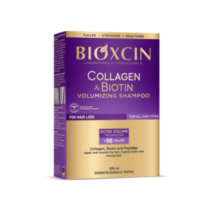 ## Bioxcin Collagen & Biotin apimties suteikiantis šampūnas nuo plaukų slinkimo, 300 ml **Bioxcin Collagen & Biotin Volumizing Shampoo** – apimties suteikiantis šampūnas, sukurtas silpniems, ploniems ir linkusiems slinkti plaukams. Formulė su **kolagenu, biotinu ir peptidais** padeda puoselėti plaukus, stiprinti jų struktūrą ir suteikti jiems pilnesnę bei stipresnę išvaizdą. Šampūnas tinka **visų tipų plaukams**, o reguliariai naudojant padeda palaikyti sveikesnę, gyvybingesnę ir vizualiai tankesnę plaukų išvaizdą. **Bioxcin Collagen & Biotin** šampūno formulė sukurta taip, kad švelniai, bet veiksmingai pašalintų nuo plaukų ir galvos odos susikaupusius nešvarumus, riebalų perteklių bei formavimo priemonių likučius. Sudėtyje esantis **kolagenas** padeda puoselėti plauko struktūrą ir suteikti plaukams elastingumo bei pilnumo pojūtį, **biotinas** padeda palaikyti stipresnių ir sveikiau atrodančių plaukų būklę, o **peptidai** prisideda prie plaukų priežiūros ir jų išvaizdos gerinimo. Gamintojo nurodoma **Extra Volume technologija** padeda suteikti plaukams daugiau apimties, todėl jie atrodo tankesni, puresni ir stipresni. **Bioxcin Collagen & Biotin Volumizing Shampoo** yra praktiškas pasirinkimas kasdienei plaukų priežiūrai, ypač kai plaukai atrodo suplonėję, praradę apimtį ar linkę slinkti. Šampūnas yra **dermatologiškai patikrintas**, sudėtyje nėra parabenų. **Naudojimas:** nedidelį kiekį šampūno paskirstykite ant drėgnų plaukų ir galvos odos, švelniai masažuokite, kol suputos, tuomet kruopščiai išskalaukite vandeniu. Jei reikia, procedūrą pakartokite. **Įspėjimai:** naudoti tik išoriškai. Vengti patekimo į akis, o patekus – nedelsiant gausiai praplauti vandeniu. Laikyti vaikams nepasiekiamoje vietoje. Naudoti tik pagal paskirtį.