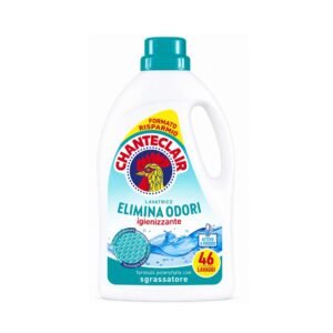 ## Chanteclair Elimina Odori higienizuojantis skystas skalbiklis, 2070 ml, 46 skalbimai **Chanteclair Elimina Odori** – skystas skalbiklis, sukurtas veiksmingam kasdieniam skalbinių valymui ir nemalonių kvapų šalinimui. Speciali **odor control** technologija padeda neutralizuoti ant audinių susikaupusius kvapus, o higienizuojanti formulė padeda palaikyti gaivų ir švarų skalbinių pojūtį. Priemonė tinka įvairių tipų tekstilei ir yra praktiškas pasirinkimas tiek kasdieniam, tiek intensyvesniam skalbimui. **Chanteclair Elimina Odori** formulė padeda pašalinti kasdienius nešvarumus, prakaito, maisto, dūmų bei kitus į audinius įsigėrusius kvapus. Skalbiant priemonė prasiskverbia į audinio pluoštą, padeda atgaivinti tekstilę ir suteikia jai malonų švaros pojūtį. Ant pakuotės nurodyta, kad skalbiklis yra veiksmingas ir **žemoje temperatūroje**, todėl gali būti naudojamas energiją taupantiems skalbimo ciklams. Sustiprinta formulė su riebalų šalinimo poveikiu padeda efektyviau kovoti su sudėtingesniais kasdieniais nešvarumais. **Chanteclair Elimina Odori** yra praktiškas ir ekonomiškas pasirinkimas reguliariai visos šeimos skalbinių priežiūrai. **2070 ml** talpos pakuotės pakanka iki **46 skalbimų**, priklausomai nuo naudojamos dozės, skalbinių kiekio, nešvarumo lygio ir vandens kietumo. **Naudojimas:** skalbiklį dozuokite pagal gamintojo rekomendacijas ir pilkite į tam skirtą skalbimo mašinos skyrelį. Esant didesniam nešvarumui, naudokite didesnę rekomenduojamą dozę. **Įspėjimai:** laikyti vaikams nepasiekiamoje vietoje. Vengti patekimo į akis ir ant odos. Patekus į akis, nedelsiant gausiai praplauti vandeniu. Naudoti tik pagal paskirtį ir vadovautis ant pakuotės pateikta informacija.